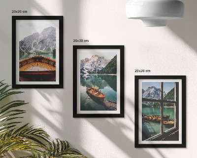 Juego de 3 cuadros decorativos Vista de un lago de montaña con barcos y una ventana al fondo.