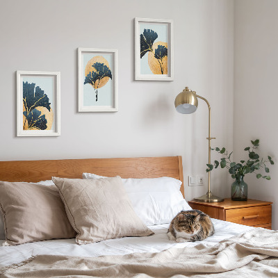 Juego de 3 cuadros decorativos Hojas de ginkgo estéticas sobre un fondo claro