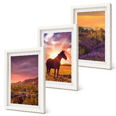 Tríptico enmarcado Paisajes de montaña con caballos y campos de lavanda.