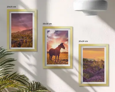 Tríptico de paisajes de montaña con caballos y campos de lavanda enmarcado