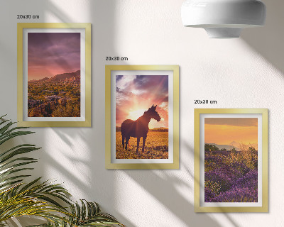Tríptico enmarcado Paisajes de montaña con caballos y campos de lavanda.