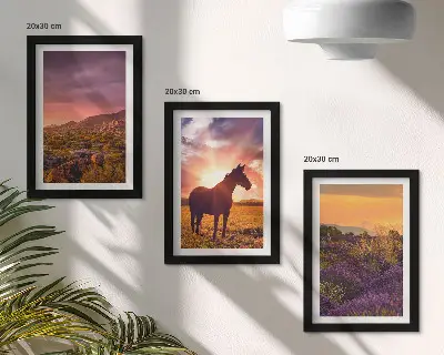 Tríptico de paisajes de montaña con caballos y campos de lavanda enmarcado