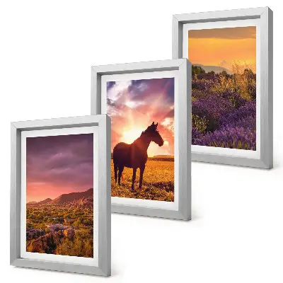 Tríptico de paisajes de montaña con caballos y campos de lavanda enmarcado