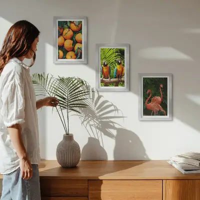 Tríptico enmarcado con diseño de toques frutales, loros y flamencos en el trópico