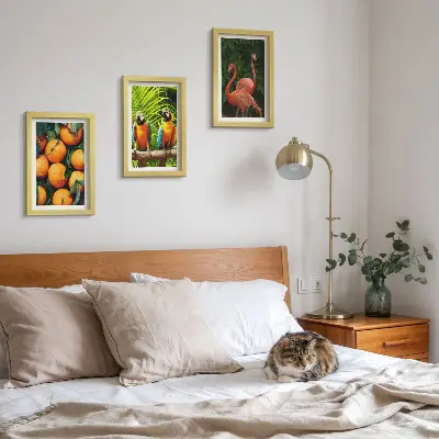Tríptico enmarcado con diseño de toques frutales, loros y flamencos en el trópico
