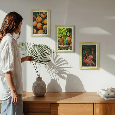 Tríptico enmarcado con diseño de toques frutales, loros y flamencos en el trópico