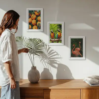 Tríptico enmarcado con diseño de toques frutales, loros y flamencos en el trópico