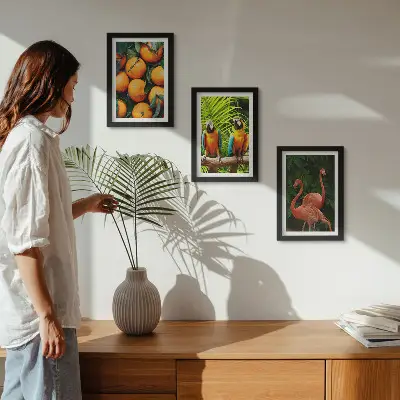Tríptico enmarcado con diseño de toques frutales, loros y flamencos en el trópico
