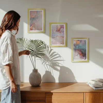 Tríptico enmarcado de diseños abstractos en colores pastel con detalles