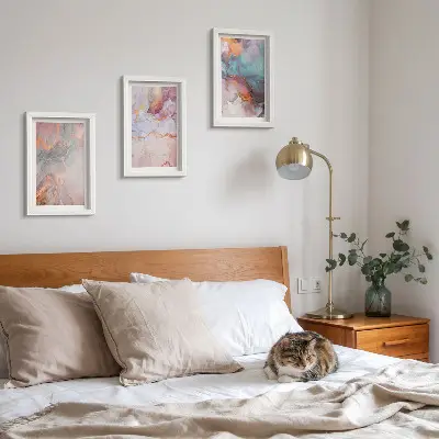 Tríptico enmarcado de diseños abstractos en colores pastel con detalles
