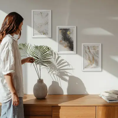 Tríptico enmarcado con diseños abstractos en tonos blancos y negros