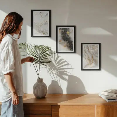 Tríptico enmarcado con diseños abstractos en tonos blancos y negros