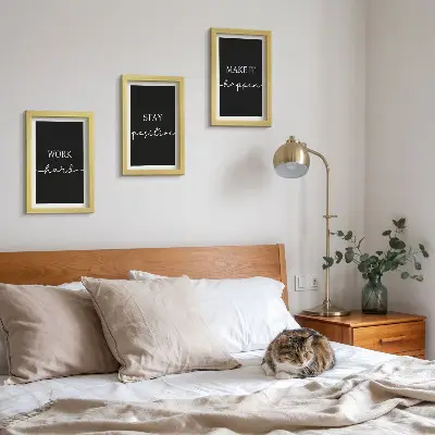 Juego de 3 cuadros decorativos con elegantes eslóganes motivacionales sobre un fondo negro
