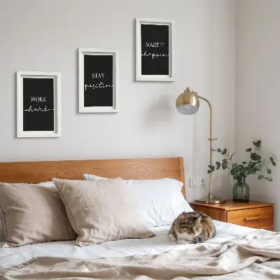Juego de 3 cuadros decorativos con elegantes eslóganes motivacionales sobre un fondo negro