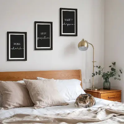 Juego de 3 cuadros decorativos con elegantes eslóganes motivacionales sobre un fondo negro