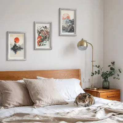 Tríptico enmarcado con pinturas de paisajes asiáticos y retratos al estilo Japandi