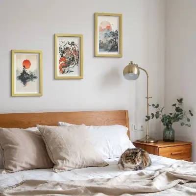 Tríptico enmarcado con pinturas de paisajes asiáticos y retratos al estilo Japandi