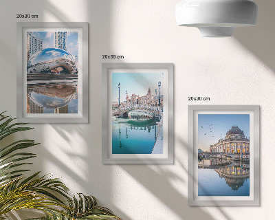 Juego de 3 cuadros decorativos Arquitectura urbana reflejada en el agua.