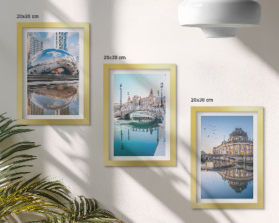 Juego de 3 cuadros decorativos Arquitectura urbana reflejada en el agua.