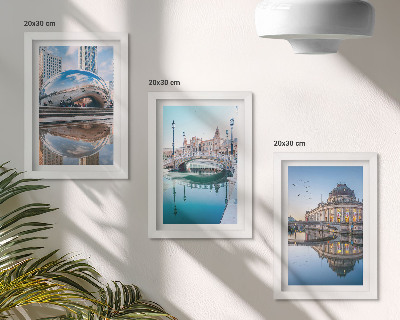 Juego de 3 cuadros decorativos Arquitectura urbana reflejada en el agua.