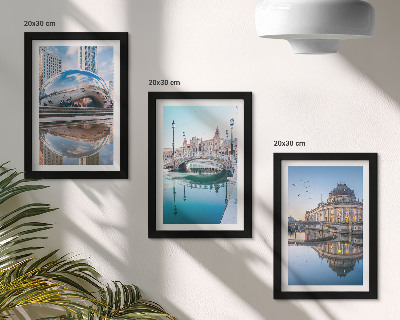 Juego de 3 cuadros decorativos Arquitectura urbana reflejada en el agua.