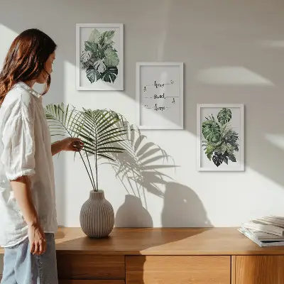 Tríptico enmarcado hojas de monstera en acuarela bajo el concepto hogar dulce hogar