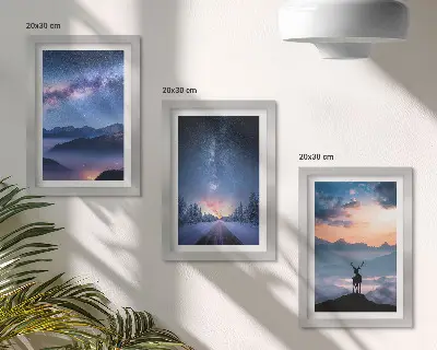Tríptico enmarcado cielo nocturno con montañas, paisajes entre la niebla y ciervos