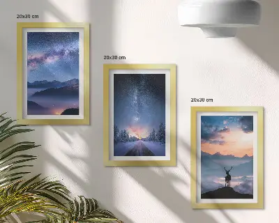 Tríptico enmarcado cielo nocturno con montañas, paisajes entre la niebla y ciervos