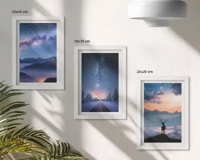 Tríptico enmarcado cielo nocturno con montañas, paisajes entre la niebla y ciervos