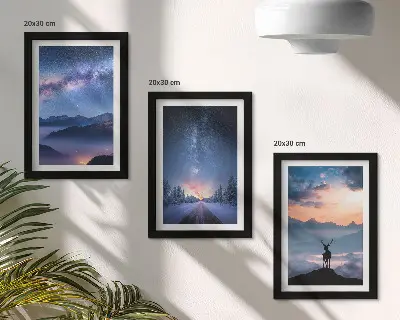 Tríptico enmarcado cielo nocturno con montañas, paisajes entre la niebla y ciervos