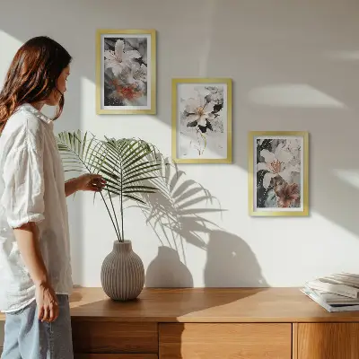 Juego de 3 cuadros decorativos con diseño de flores sobre fondo de mármol en tonos blancos y negros
