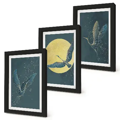 Tríptico enmarcado de grullas en vuelo con la luna y las estrellas de fondo
