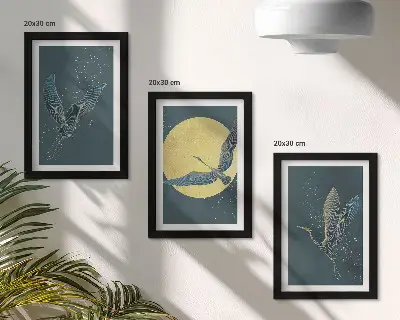 Tríptico enmarcado de grullas en vuelo con la luna y las estrellas de fondo