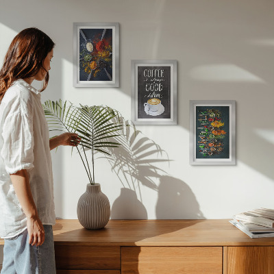 Tríptico enmarcado Café con especias y una taza de hierbas de cocina.