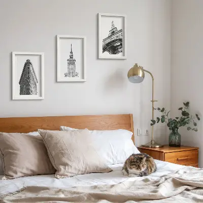 Tríptico enmarcado de edificios arquitectónicos en estilo minimalista blanco y negro