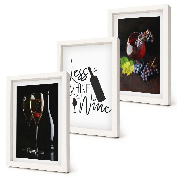 Tríptico enmarcado Copas de vino con uvas y una inscripción sobre el vino.