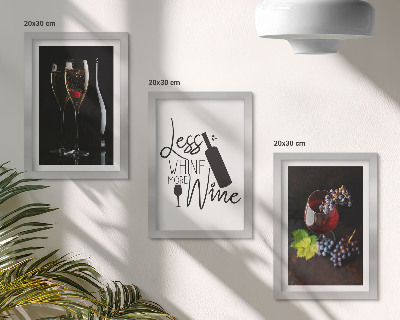 Tríptico enmarcado Copas de vino con uvas y una inscripción sobre el vino.