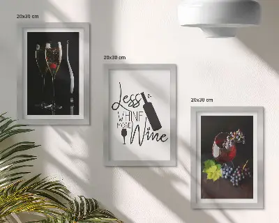Tríptico enmarcado que muestra copas de vino con uvas y una inscripción en honor al vino