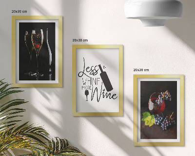 Tríptico enmarcado Copas de vino con uvas y una inscripción sobre el vino.