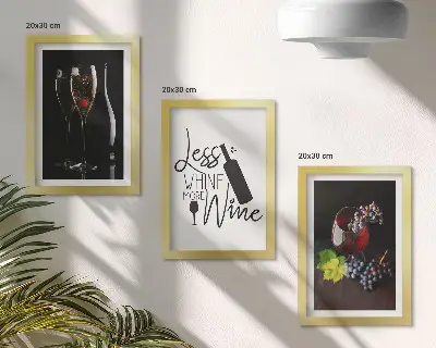 Tríptico enmarcado que muestra copas de vino con uvas y una inscripción en honor al vino