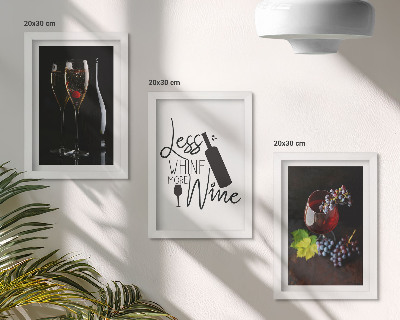 Tríptico enmarcado Copas de vino con uvas y una inscripción sobre el vino.
