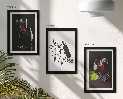 Tríptico enmarcado que muestra copas de vino con uvas y una inscripción en honor al vino