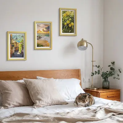 Tríptico enmarcado decoración con calles pintorescas, mar, playa y árboles cítricos