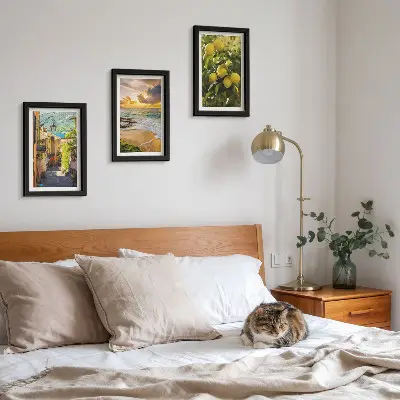 Tríptico enmarcado decoración con calles pintorescas, mar, playa y árboles cítricos