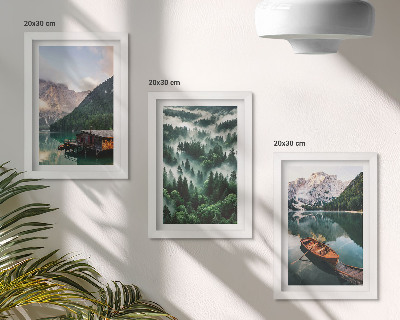 Tríptico enmarcado Paisajes de montaña con un lago, un barco y un bosque en la niebla.