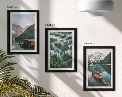 Tríptico enmarcado Paisajes de montaña con un lago, un barco y un bosque en la niebla.