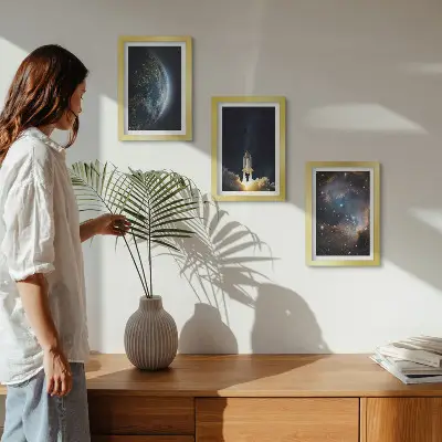 Cuadro tríptico con diseño de cohete espacial, galaxia, cielo y estrellas