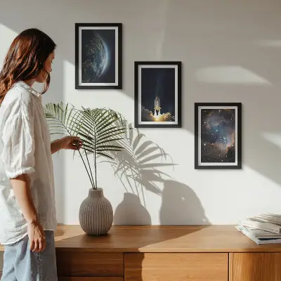 Cuadro tríptico con diseño de cohete espacial, galaxia, cielo y estrellas