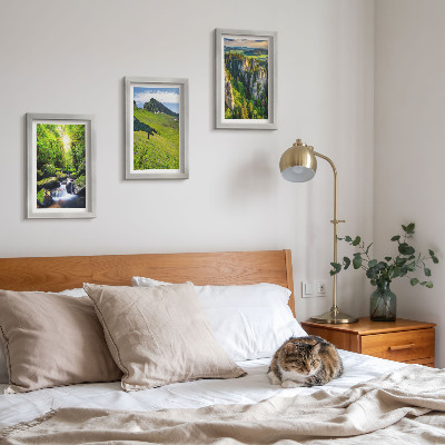 Juego de 3 cuadros decorativos Paisajes verdes de montaña con una cascada y bosque.