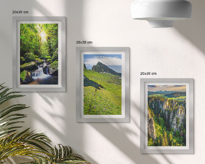 Juego de 3 cuadros decorativos Paisajes verdes de montaña con una cascada y bosque.